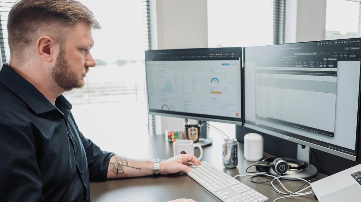 Lasse fra ZELLERT Ai arbejder ved skrivebordet med analyse og struktur