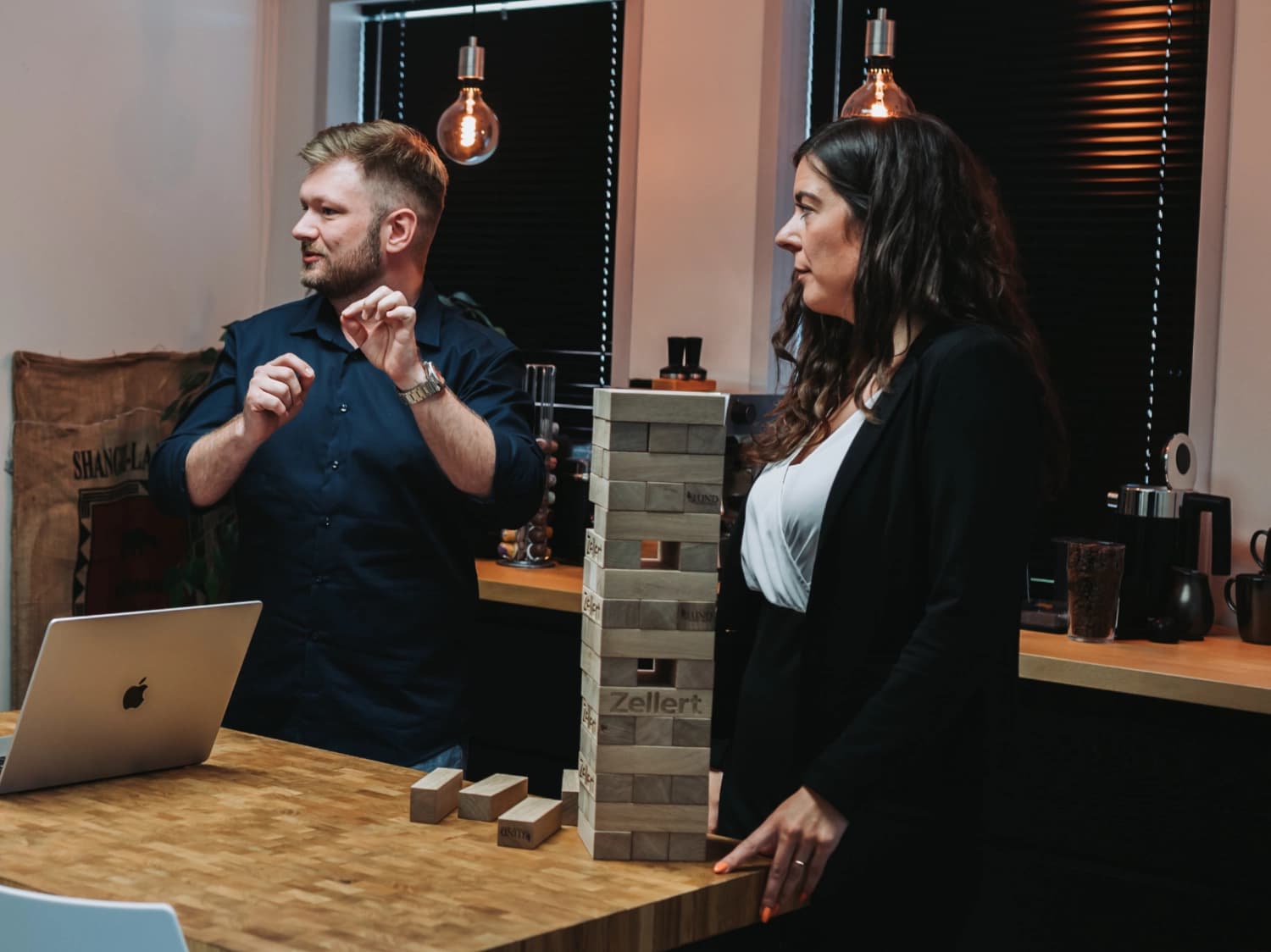Lasse og Kamilla fra ZELLERT Ai i en praktisk workshop