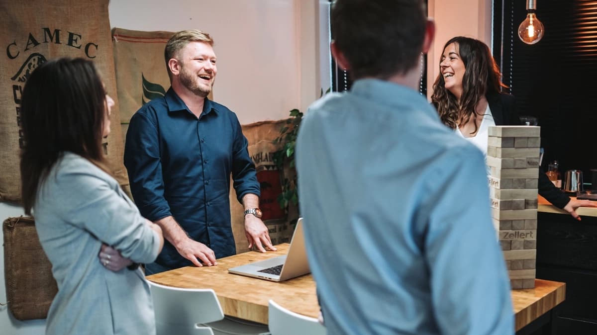 ZELLERT Ai arbejder med et team omkring bordet