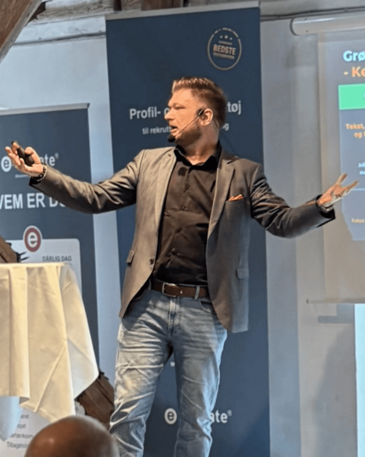 Lasse fra ZELLERT Ai holder oplæg om Ai workshop